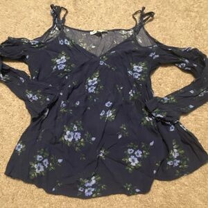 like new american eagle peekaboo shoulder long sleeve blue floral top size small